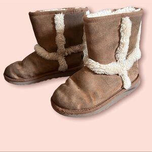 UGG boots toddler little girl short boots Sz 13 brown beige cream winter